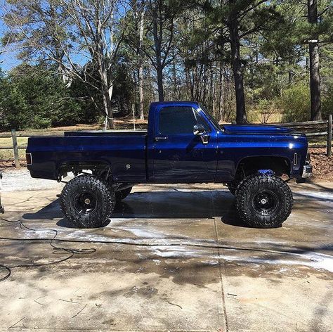 #1 Lifted Squarebody Page on Instagram: “I love the blue on @wesleynewman1's 1978 Chevy K10 that is sittin 8 inches high on 37s powered by a built 355! #chevy #chevrolet…” Chevy C2, Chevy C1, Chevy Pop, Chevy Monza, Square Body Chevy, Silverado Z71, Chevy Luv, Trucks Chevy, Chevy 4x4