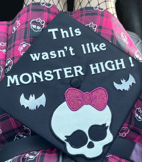 Monster High Graduation, Graduation Cap Ideas Funny, Cap And Gown Ideas, Cap Decoration Graduation, Last Exile, Graduation Cap Ideas, Pink Graduation, Graduation Cap Decoration Diy, High School Graduation Cap