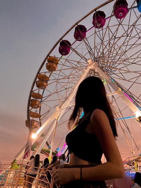 Ferris wheel instagram idea Cute Ferris Wheel Pictures, Ferris Wheel Pictures Ideas, Ferris Wheel Photoshoot, Fair Instagram Pictures, Ferris Wheel Pictures, Creative Pics, Insta Aesthetic, Wheel Pose, Quick Outfits