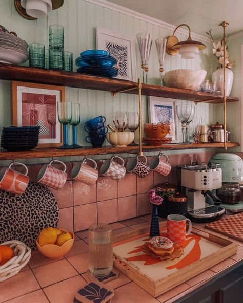 Eclectic Kitchen Shelves, Pastel Boho Kitchen, Retro Modern Bathroom Ideas, Colorful Vintage Home, Peranakan Kitchen, Artist Kitchen, Kitchen Shelves Ideas, Kitchen With Shelves, Boho Eclectic Kitchen