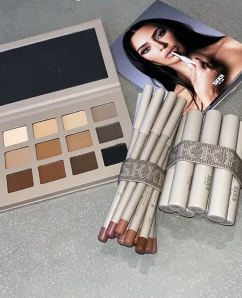 Makeup Set Aesthetic, Luxury Makeup Must Haves, Makeup Kit Aesthetic, Kim Kardashian Skin Care, Pr Packages Aesthetic Makeup, Luxury Makeup Products Aesthetic, Pr Kit, Makeup Supplies, Makeup List