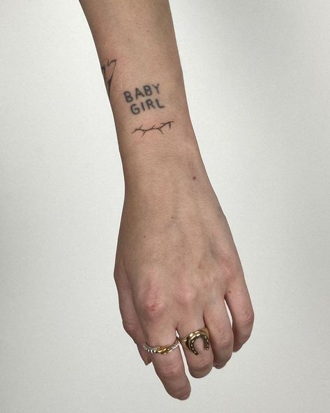 #handpoke #stickandpoke #handpoketattoo  #dotwork #sticknpoke  #tattooart Sophie Floyd, Tattoo Hand, Hand Poked Tattoo, Hand Poke, Stick And Poke, Aesthetic Hair, Girl Tattoos, Tattoo Quotes, Art Tattoo