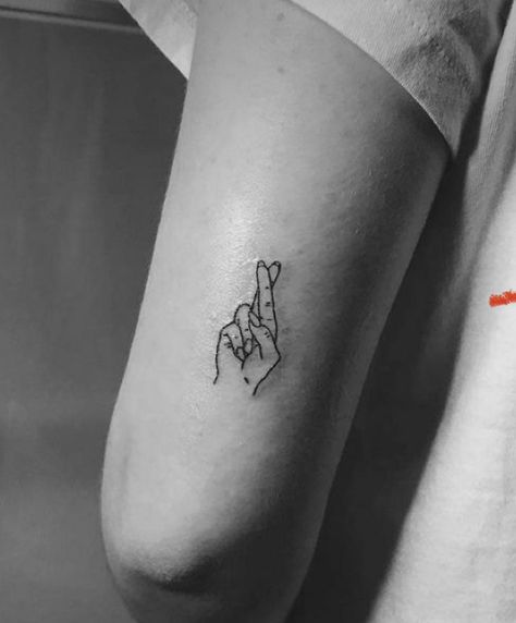 Trigger Finger Tattoo, Crossed Fingers Drawing, Crossing Fingers Tattoo, Finger Crossed Tattoo, Crossed Fingers Tattoo, Fingers Crossed Tattoo, Tattoo Gang, Cross Finger Tattoos, Bff Tats