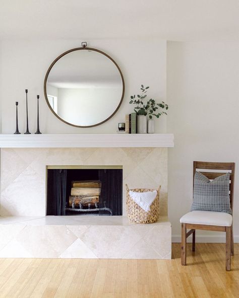 Neutral Mantle Decor, Modern Fireplace Mantle, Mantle Decor Modern, Minimalist Mantle Decor, Modern Mantle, Mantle Design, Minimalist Fireplace, Living Room Refresh, Living Room Mantle