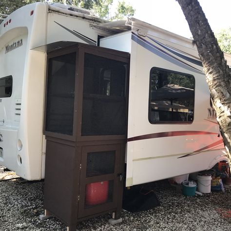 Cat In Camper, Camper Catio Ideas, Camper Cat Ideas, Rv Cat Ideas, Rv Pet Hacks, Cat Rv Living, Rv With Cats, Rv Catio, Rv Cat Enclosure