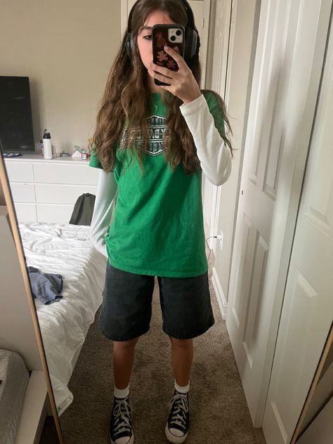 Cute Outfits For School No Crop Tops, Outfit Ideas Short Sleeve, Masc Outfits For Summer, Jort Outfits Women, Baggy Beach Outfit, Masc Jorts Outfit, Jort Outfit Aesthetic, Green Jorts Outfit Idea, Soft Masc Summer Outfits