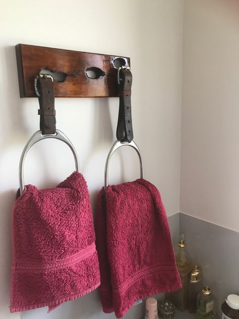 Stirrup Towel Holder, Horse Tack Home Decor, Horse Theme Bathroom, Horse Shoe Ideas Rustic, Horse Bit Towel Holder, Diy Equestrian Stuff, Tack Room Decor, Stirrup Decor Ideas, Tackroom Ideas Equestrian