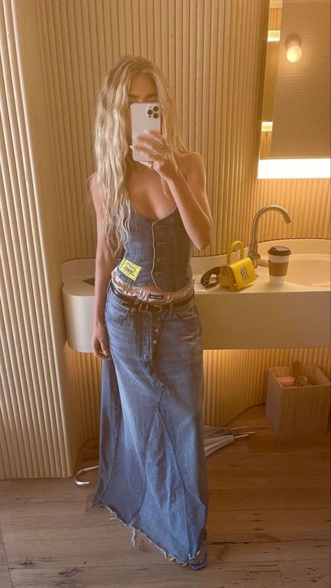 Women's Back Tattoos, Denim Vest Outfit, Coachella 2023, Outfit Aesthetics, Vest Outfit, Looks Country, Back Tattoos, Vest Outfits, Mode Inspo