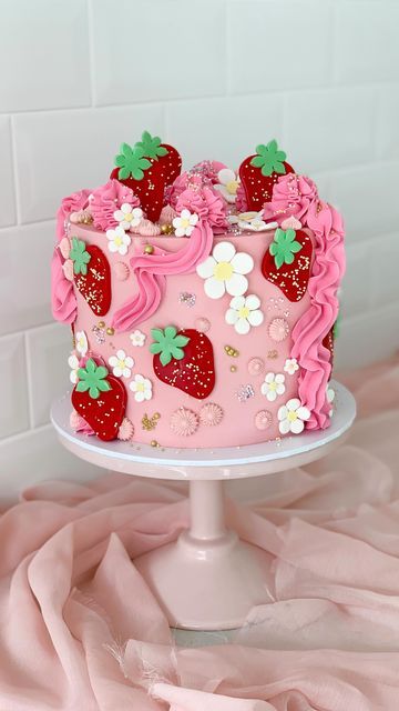 Strawberry Shortcake Cakes, Strawberry Cake Theme, Strawberry Cake 1st Birthday, Berry First Birthday Cake Ideas, Strawberry Design Cake, Strawberry Shortcake Smash Cake, Second Birthday Cake, Strawberry Themed Birthday Cake, Birthday Cake Strawberry