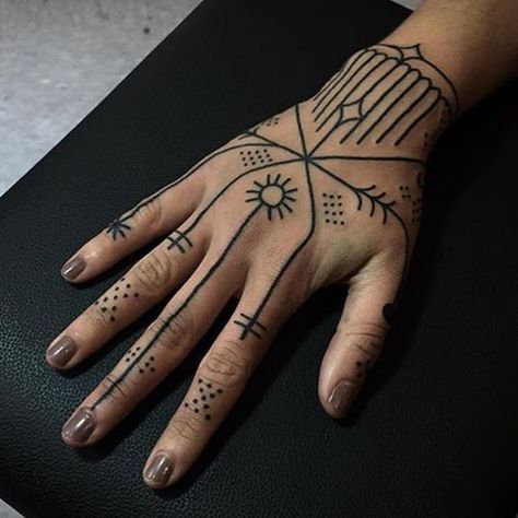 Lines and dots tattoo  Black tattoo of dots and lines on the right hand Festival Henna, Tattoo Dots, Tattoo Main, Berber Tattoo, Tato Suku, Henne Tattoo, Fairy Woodland, Dot Tattoos, Handpoke Tattoo