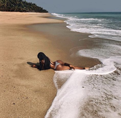 Black Women Beach Photoshoot, Beach Pics Black Women, Beach Photoshoot Black Women, Beach Pictures Black Women, Swimwear Poses, Beach Poses By Yourself Instagram, Vacay Pictures, Vacation Poses, Vacay Pics