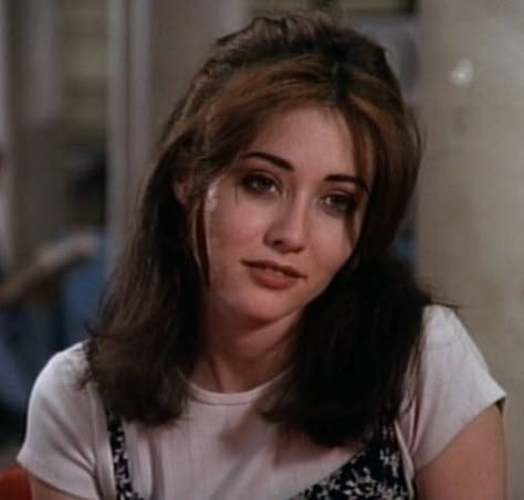 Shannon Doherty 90s Hair, Shannon Doherty 90s Beverly Hills 90210, Brenda 90210 Hair, Beverly Hills 90210 Aesthetic, Brenda Beverly Hills 90210, Brenda Walsh Hair, Beverly Hills 90210 Brenda, Brenda 90210, Jennifer Grant