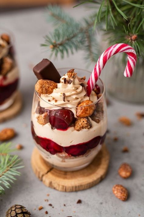 Mini Christmas Trifle, Christmas Dessert Trifle, Christmas Afternoon Tea Ideas, Tiramisu Christmas, Christmas Day Desserts, Christmas Tiramisu, Christmas Trifles, Christmas Parfait, Christmas Trifle Recipes