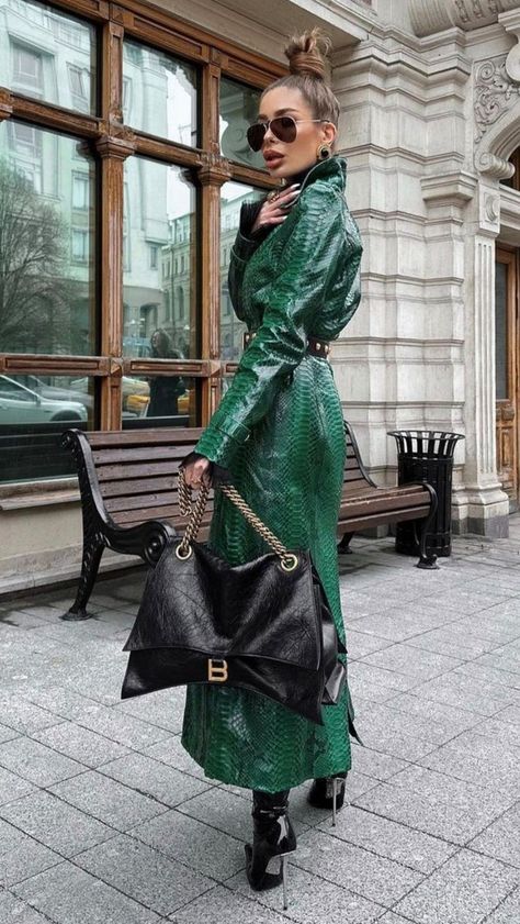 Leather Raincoat Outfit, Vinyl Fashion, Trendy Fall Outfits, Fall Fashion Trends, Classy Women, Looks Style, Street Chic, Look Fashion, Elegant Style