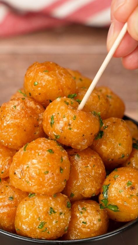 Crunchy Garlic, Potato Puffs, Potato Recipes Side Dishes, Tasty Recipes Videos, Quick Recipes Snacks, God Mat, Think Food, Air Fryer Recipes Healthy, Delicious Snacks Recipes