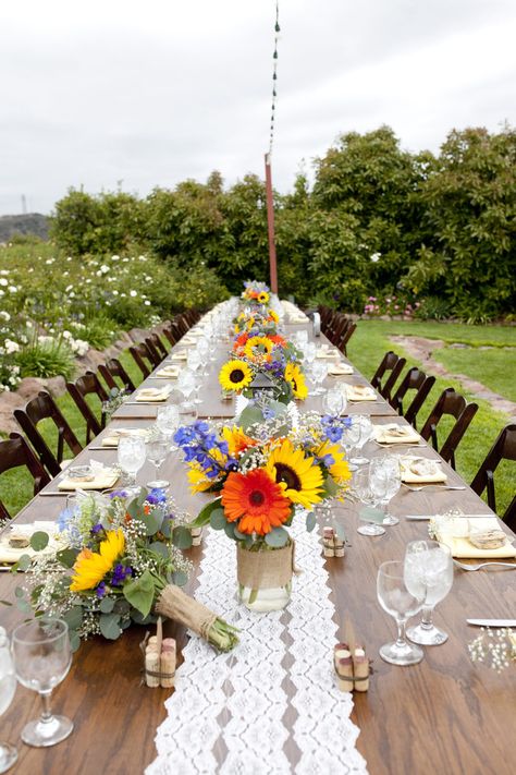 Gerbera Daisy Wedding Decorations, Simple Picnic Centerpieces, Gerbera Centerpiece Wedding, Gerbera Wedding Centerpieces, Gerbera Daisy Wedding Centerpieces, Gerbera Wedding Decoration, Growler Centerpiece Wedding, Daisy Wedding Decorations, Daisy Wedding Centerpieces