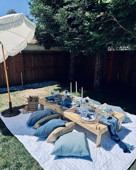 Picnics are always a vibe. 😎💙🧺 Setup and styling @aloveforlavish Kids birthday, kids birthday picnic, luxury picnic, birthday ideas, kids party ideas, picnic ideas, picnics, kids birthday ideas, picnic with friends, kids picnic Birthday Ideas Picnic, Kids Birthday Picnic, Luxury Picnic Ideas, Kids Picnic Parties, Picnic Luxury, Pik Nik, Kids Birthday Ideas, Beach Picnic Party, Picnic Party Decorations