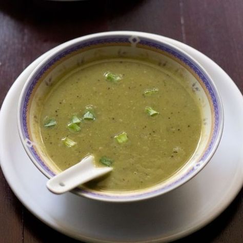 spring onions soup recipe Spring Onion Soup, Spring Onion Recipes, Easy Vegan Soup, Spinach Soup Recipe, Onion Soup Recipe, Veg Soup, Onion Soup Recipes, Vegetarian Soup Recipes, Spinach Soup