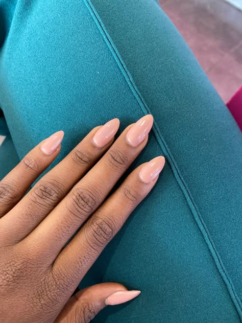 Natural Nails Color For Dark Skin, Natural Acrylic Nails Dark Skin, Nail Inspiration For Dark Skin, Minimalist Nails For Dark Skin, Short Almond Nails Dark Skin, Minimalist Nails On Dark Skin, Minimalist Nails Dark Skin, Dark Skin Pink Nails, Wedding Nails Dark Skin