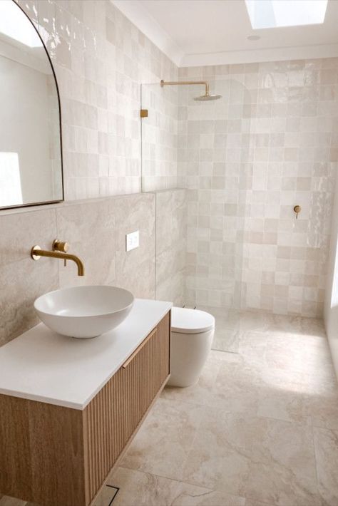 Bathroom With All Tile Walls, Bathroom Neutral Colors, Design Interior Baie, Bathroom 2024, Pretty Tiles, Neutral Bathroom, Timeless Bathroom, Primary Bathroom, Decor Baie