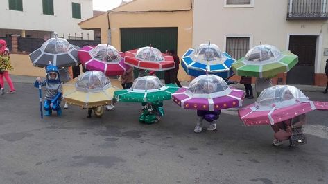 Umbrella Spaceship, Alien Halloween Costume, Explorer Costume, Horror Movie Night, Netflix Horror, Alien Halloween, Solar System Projects, Horror Series, Haunted Attractions