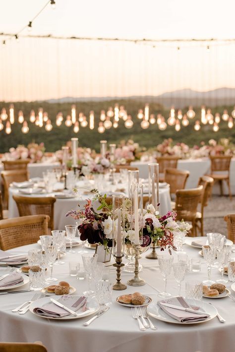 Round tables wedding in Tuscany Garden Wedding Round Table, Italian Table Decorations, Tuscan Wedding Decor, Round Tables Wedding, Wedding Brazil, Wedding Puglia, Wedding Tablescapes Round, Tuscan Wedding Theme, Rustic Tablescape