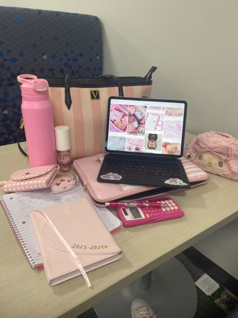 Pink Academia, Pretty School Supplies, School Goals, School Bag Essentials, Mode Zara, Pink Lifestyle, College Aesthetic, Pink Life, Romanticizing School