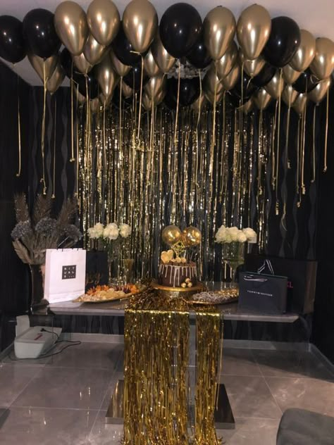 Masquerade Party Decorations At Home, Bottle Service Theme Party, Black Gold Balloons Decoration, 40th Birthday Decoration Ideas For Women Black And Gold, 21st Colour Theme, 60th Decoration Ideas, Small Party Ideas For Adults, Man’s Birthday Party Decor, Glitter And Glamour Party Decoration