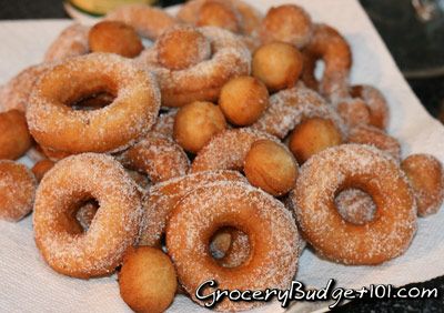 Buneolos, also known as mexican donuts are popular for their delicious, melt in your mouth flavor. These soft, cake like spiced doughnuts are easy to make. Mexican Donuts, Soft Cake, Oatmeal Cookie Recipes, Mexican Dessert, Doughnut Recipe, South Of The Border, Dessert Appetizers, Donut Recipes, Cheap Meals