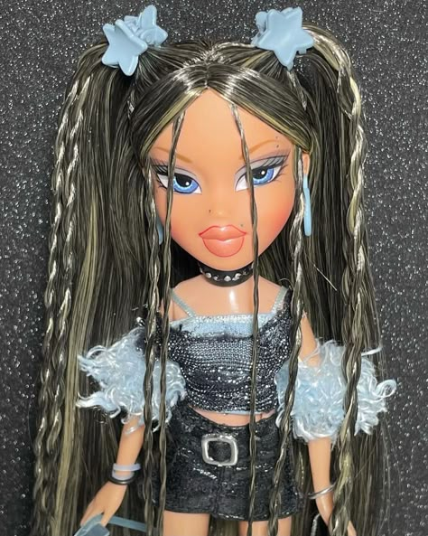 Y2k Bratz Hairstyles, Brats Doll Hairstyle, Brats Hair Styles, Bratz Hairstyle Ideas, Bratz Hair Inspiration, Bratz Hair Styles, Bratz Dolls Make Up, Brats Hairstyle, Bratz Dolls Hairstyles