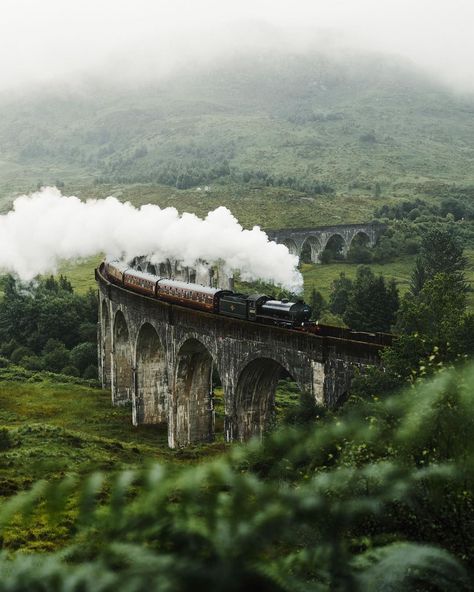 Harry Potter Train Scotland, Harry Potter Train, Scotland Nature, Harry Potter Locations, Scotland Aesthetic, Earth Pictures, Harry Potter Wallpaper, Harry Potter Aesthetic, Vintage Train