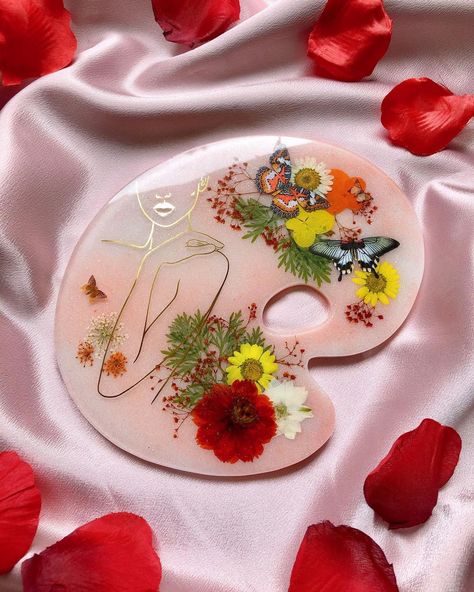 𝑬𝒎𝒊𝒍𝒚 𝑴𝒊𝒄𝒉𝒆𝒍𝒍𝒆 🌹 on Instagram: “Next shop update will be Friday 3/5 🌹✨ These paint palettes can also be turned into wall hangings 🤍 Mold: @ellafulmolds Resin:…” Resin Paint Palette, Resin Paint, Paint Palettes, Resin Painting, Paint Palette, Resin Art, Wall Hangings, Wall Hanging, Turn Ons