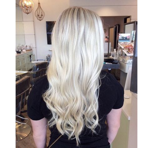 To achieve this pearl blonde color: ask for heavy highlights, and a toner with natural ash base. Heavy Highlights, Bob Ombre, Which Hair Colour, Perfect Blonde Hair, Pearl Blonde, Neutral Blonde, Ash Blonde Highlights, Balayage Ombré, Blonde Hair Shades