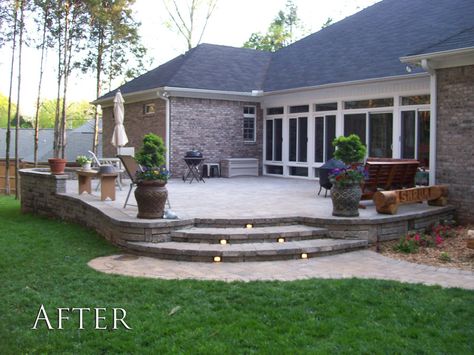 Great elevated patio Patio With Steps, Elevated Patio, Concrete Patio Designs, Raised Patio, Patio Steps, Pergola Ideas, Brick Patios, Patio Landscaping, Ideas Patio