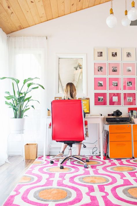 Emma's home office tour (via abeautifulmess.com) Maximalism Design, Computer Nook, Orange Office, Bright Office, Cozy Desk, Quiet Room, Pink Office, Desk Space, Home Office Setup