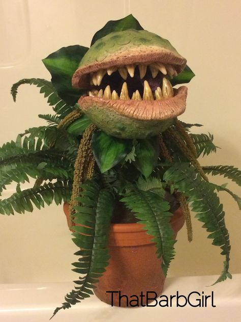 Man Eating Plant, Audrey 2, Man Eating, Fleurs Diy, Creation Art, Adornos Halloween, Little Shop Of Horrors, Hairstyles Braided, Halloween Inspiration