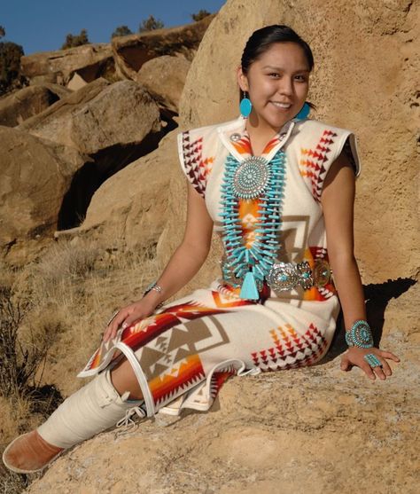 Native American Jewelry Navajo Women, Native American Shirts, Native American Dress, Native Dress, Native American Clothing, Estilo Hippie, Native American Peoples, Pow Wow, Native American Culture