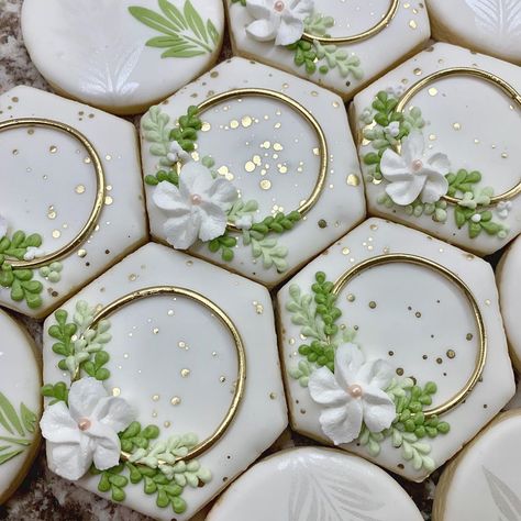 Safari Baby Cookies, Cookie Drawing, Bridal Shower Floral, Bridal Shower Cookies, Baby Cookies, Cookie Inspiration, Iced Cookies, Baby Shower Cookies, Wedding Cookies