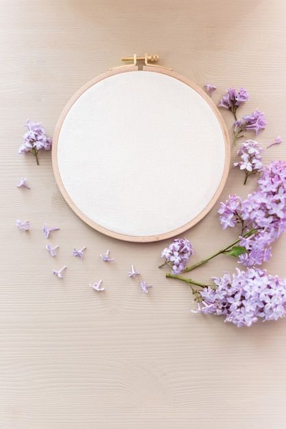 Flat lay top view photo of a mockup with... | Premium Photo #Freepik #photo #embroidery-hoop #canvas #embroidery #fabric-mockup Flat Lay Flowers, Embroidery Celestial, Embroidery Mockup, Neutral Embroidery, Fabric Mockup, Photo Embroidery, Canvas Embroidery, Hand Embroidery Patterns Free, Embroidery Patterns Free