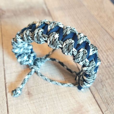 Handmade Paracord Bracelet Adjustable To Wrist. Well Made With Quality Paracord. Paracord Designs, Bracelet Keychains, Uniqlo Bags, Vintage Chanel Handbags, Paracord Bracelet, Handcrafted Artisan Jewelry, Mens Leather Bracelet, Paracord Bracelets, Accessories Handmade