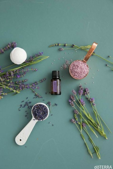 Skincare Magazine, Lavender Essential Oil Uses, Doterra Lavender, Floral Essential Oils, Spa Prices, Essential Oils Gifts, Cosmetics Photography, Aromatherapy Gifts, Diffuser Recipes