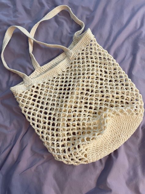 Aesthetic Crochet Bags Free Patterns, How To Crochet A Mesh Bag, Crochet Bag Market, Crochet Mesh Market Bag, Crochet Mesh Beach Bag, Crochet Beach Bag Aesthetic, Crochet Mesh Ideas, Crochet Mesh Tote Bag, Crochet Beach Ideas