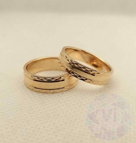 Rings For Men Simple, Golden Rings For Men, Wedding Rings Sets His And Hers, Mens Wedding Rings Gold, Filigree Wedding Ring, Mens Ring Designs, Couple Ring Design, Gold Finger Rings, Golden Rings