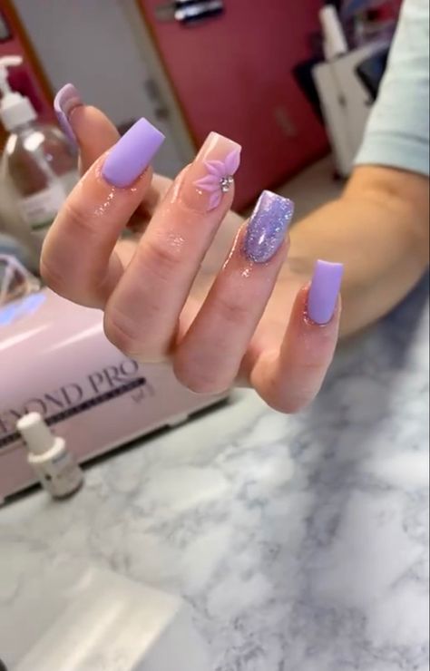 Short Lilac Nails With Flowers, Lavender Nails Medium Length, Purple Overlay Nails, Small Purple Nails, Purple Nails For Homecoming, Repunzal Tangled Inspired Nails, Light Purple Nails With Flowers, Fancy Purple Nails, Purple Formal Nails