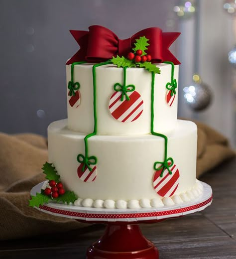 Christmas tree themed Christmas cake. The Christmas cake is designed to look like a Christmas tree complete with a mistletoe and Christmas balls hanging around the tree. On top the icing has been designed to look like a ribbon. (scheduled via http://www.tailwindapp.com?utm_source=pinterest&utm_medium=twpin) Christmas Cake Ideas, Jul Kaka, Tårta Design, 40th Cake, Christmas Cake Pops, Christmas Cake Designs, Tree Themes, Christmas Cake Decorations, Xmas Cake