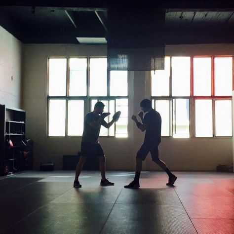 Via Jensen Ackles FB : Jared Padalecki tryin to knock me out. Good thing I have incredible reflexes. And pads. Ancient fire dojo Training Aesthetic, Camorra Chronicles, Jensen Ackles Jared Padalecki, Sam And Dean Winchester, Twisted Series, Jared And Jensen, Supernatural Cast, Misha Collins, Jared Padalecki