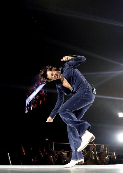 dancing during wmyb One Direction Fotos, Harry Styles Eyes, Power Man, Haikou, Harry Styles Wallpaper, One Direction Harry, Harry Styles Pictures, Family Show, Harry Styles Photos