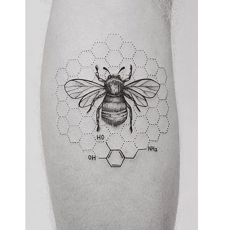 Honey bee, honey comb and chemical formula by Hannah Nova Dudley at Seventh Day Tattoo Studio. Dopamine Tattoo, Honey Bee Tattoo, Honeycomb Tattoo, Dragons Tattoo, Molecule Tattoo, Summer Tattoo, Muster Tattoos, Bee Honey, Bee Tattoo