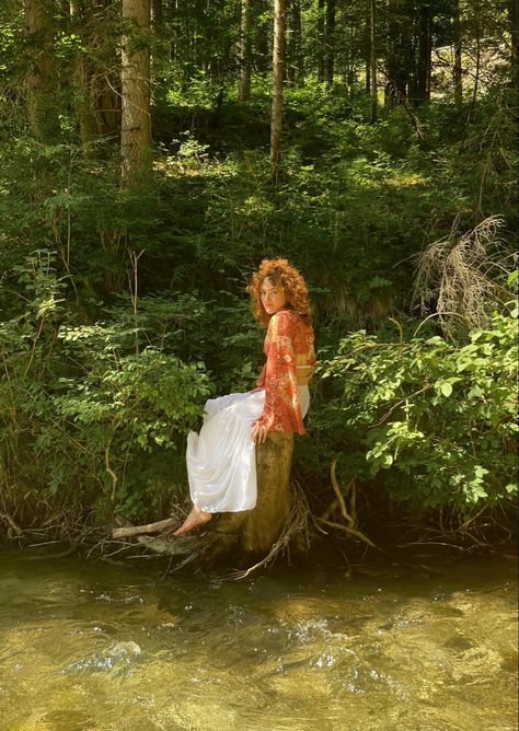 boho hippie photo inspo 70s Nature Aesthetic, Senior Picture Ideas Hippy, 70s Inspired Senior Pictures, 70s Senior Pictures, Hippie Instagram Pictures, Boho Aesthetic Photos, 80s Aesthetic Photography, Hippie Senior Pictures, Boho Senior Pictures