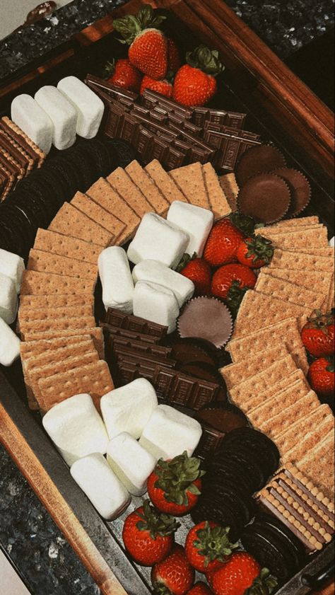 Board night charcuterie board skores board oreos strawberries butter biscuits graham crackers reeses hersheys Smores Maker, Holiday Catering, Board Night, Strawberry Butter, Biscuits Graham, Butter Biscuits, Birthday Snacks, Movie Night Snacks, Dessert Platter